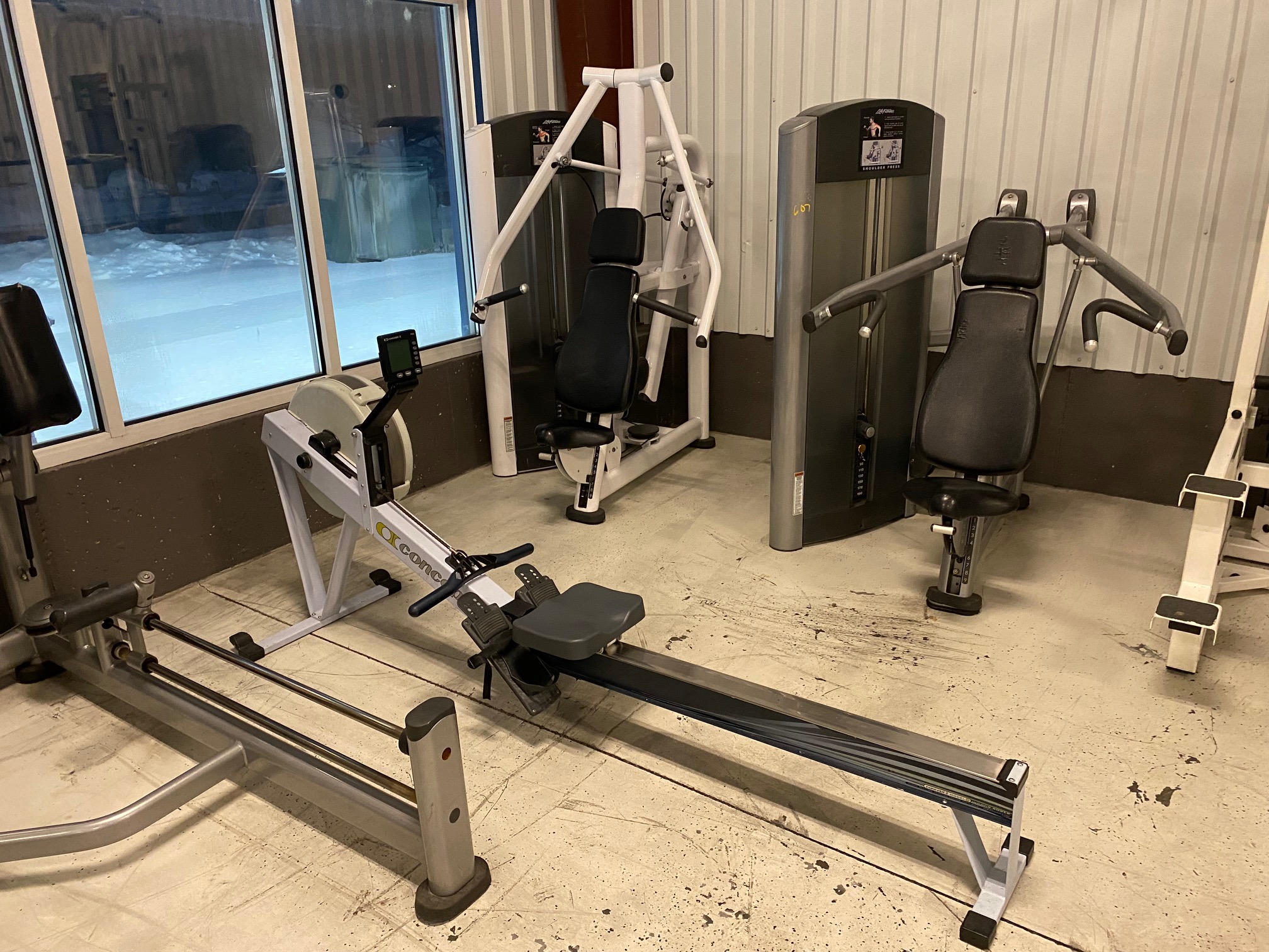 Cardio rowing machine and machine shoulder press and machine chest press.